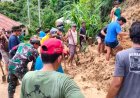 Tanggap bencana, Babinsa kodim Mamasa Bersama Warga Sigap Bersihkan Material Longsor yang Menutupi Badan Jalan